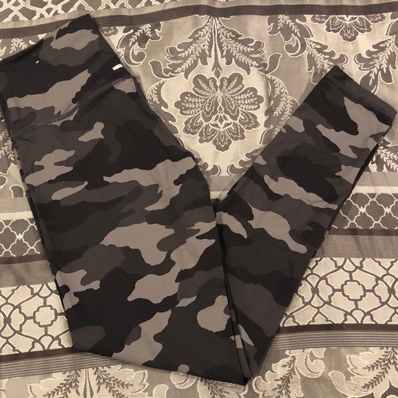 aerie Pants - AERIE CAMO LEGGINGS